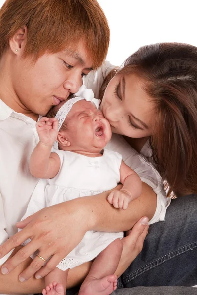 Bello padre e madre holding loro bambino ragazza . — Foto Stock