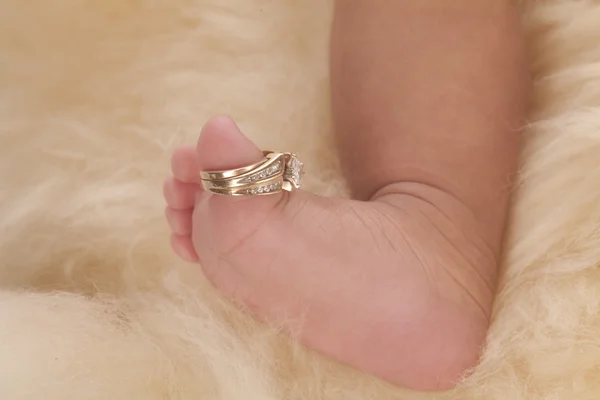 Um close-up de pequenos pés de bebê — Fotografia de Stock