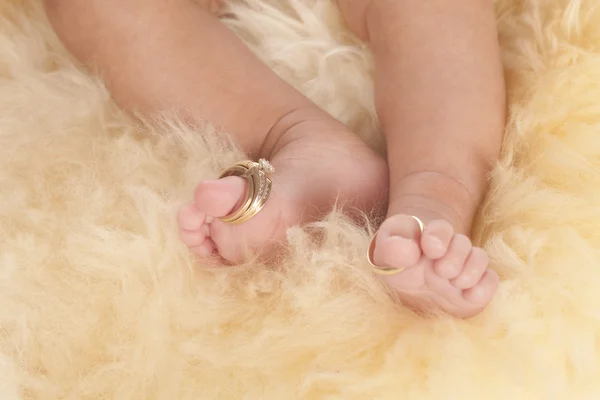 Um close-up de pequenos pés de bebê — Fotografia de Stock