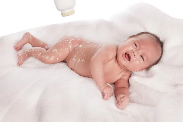 Bebê deitado em uma toalha — Fotografia de Stock