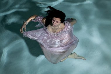 su geri elbiseli kadın