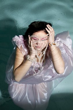 su geri elbiseli kadın