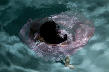 su geri elbiseli kadın