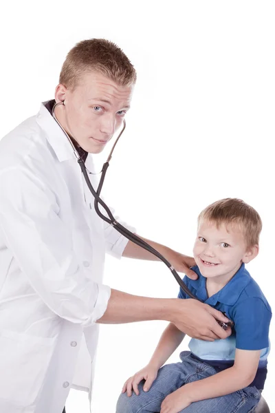 소년과 의사 청진 기 — 스톡 사진