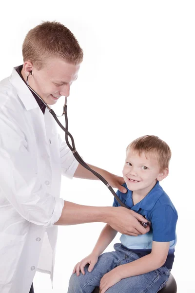 어린 소년에 대 한 마음을 확인 하는 의사 — 스톡 사진