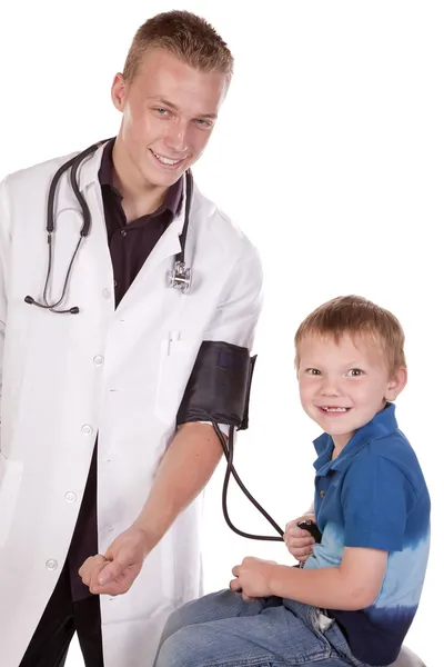 Médico fazendo menino feliz — Fotografia de Stock