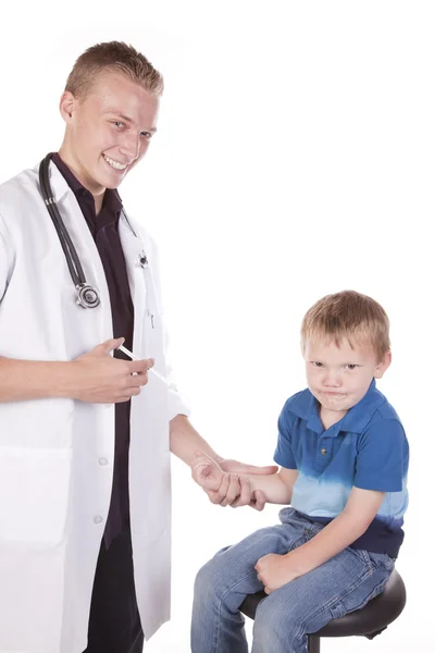 Médico com tiro agulha menino infeliz — Fotografia de Stock