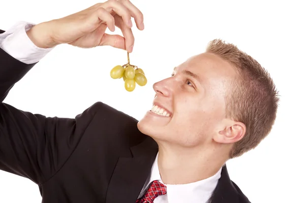 Glückliches Essen von Trauben — Stockfoto