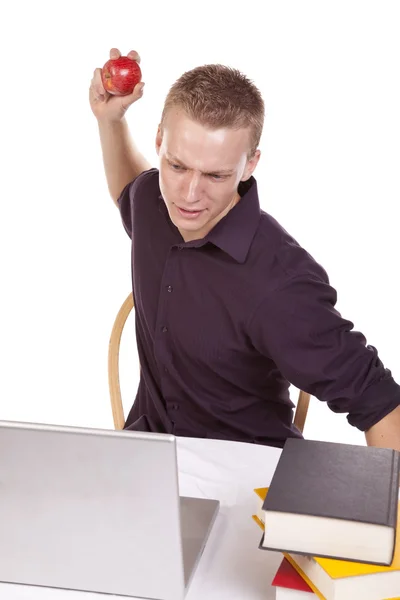 Throwing apple at computer — Stock Photo, Image