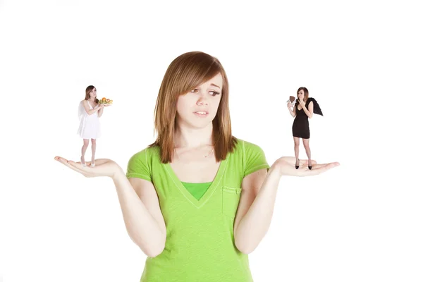 Eine Frau hat einen Engel in der einen Hand und einen Teufel in der anderen. — Stockfoto