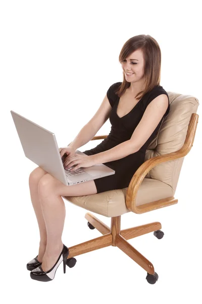 Frau arbeitet am Computer — Stockfoto