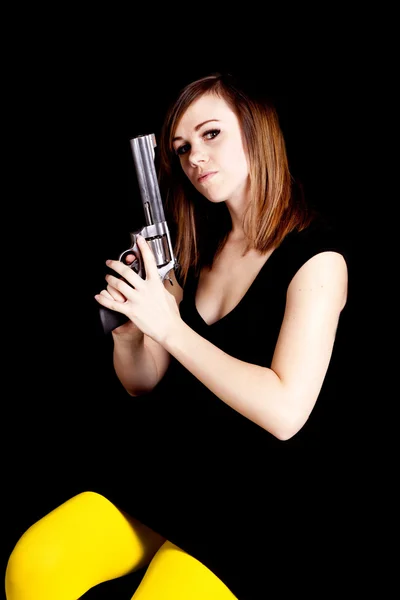 黒い背景に銃を保持している女性 — ストック写真