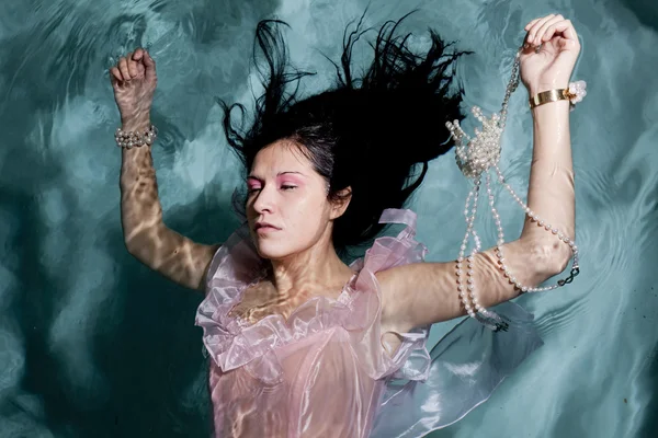 Femme dans l'eau de retour en robe — Photo