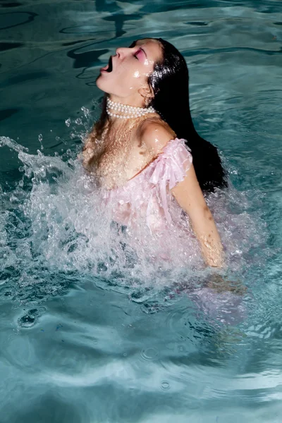 Mujer en el agua de nuevo en el vestido —  Fotos de Stock