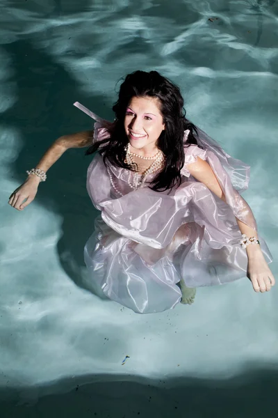 Femme dans l'eau de retour en robe — Photo