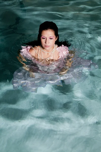 Femme dans l'eau de retour en robe — Photo