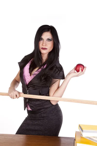 Insegnante dietro scrivania righello mela grave — Foto Stock