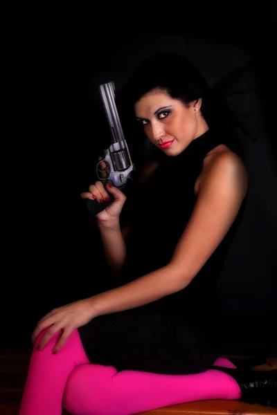 Žena růžové pistole blow — Stock fotografie