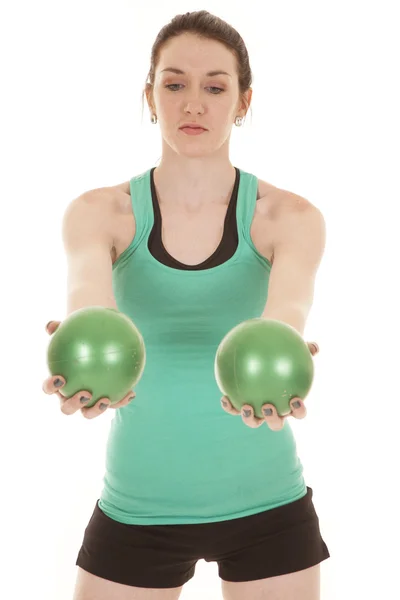 Femme réservoir vert et balles tenir debout — Photo