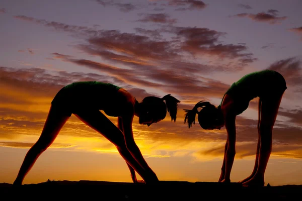 Frau dehnt Silhouette — Stockfoto