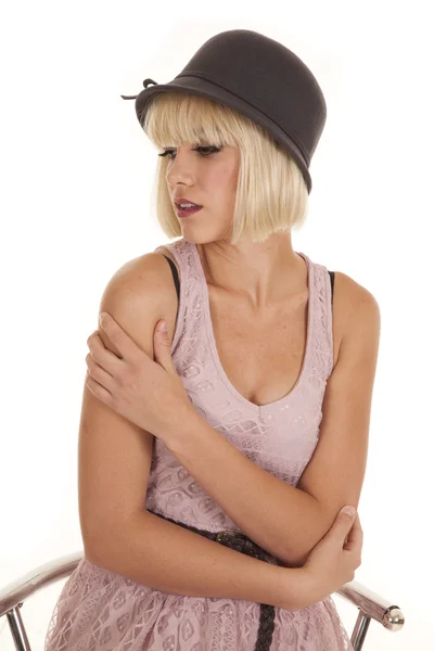 Cappello donna vestito viola seduta guardare lato — Foto Stock