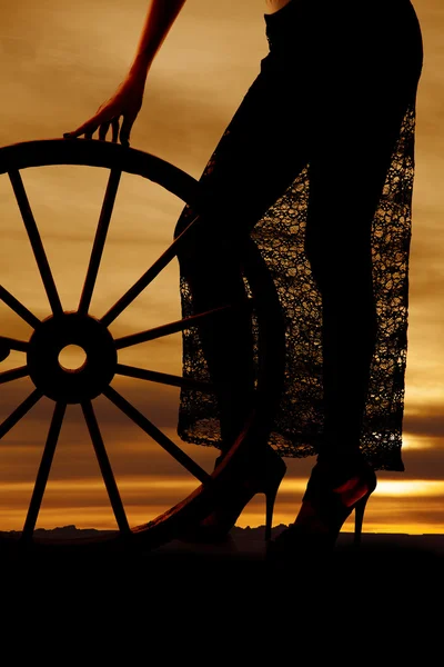 Silueta ženy krajky sukně vozu kolo nohy — Stock fotografie