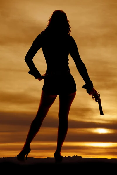 Silhouette donna con una pistola giù tramonto — Foto Stock