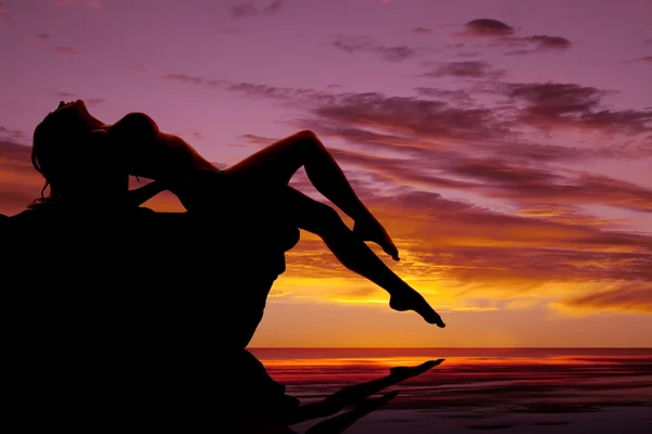 Силуэт женского купальника наклоняет задние ноги — стоковое фото