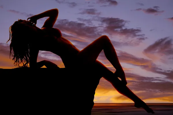 Kobieta kostium kąpielowy sylwetka usiąść ramię przez włosy — Zdjęcie stockowe