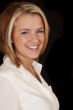 beyaz gömlek gülümsemek