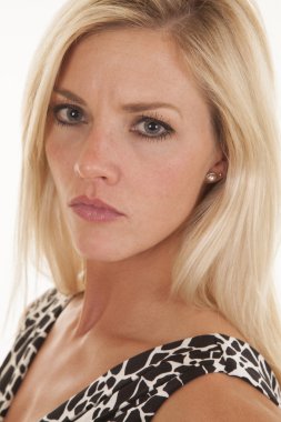 sarışın kadın ciddi kafa