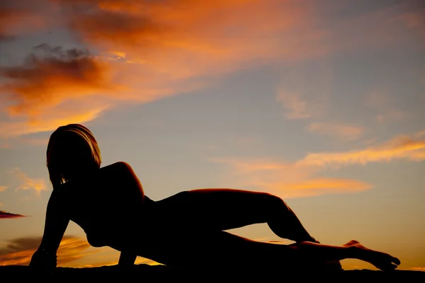Жінка лежала захід сонця на боці — стокове фото