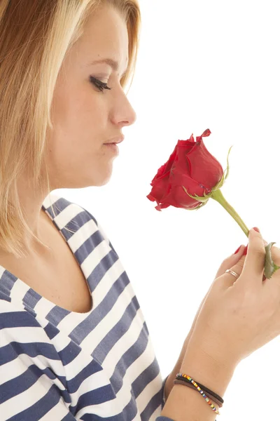 Mulher olhando para rosa perto — Fotografia de Stock