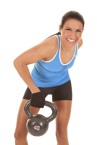 Kobieta zbiornik niebieski fitness wagi windy — Zdjęcie stockowe