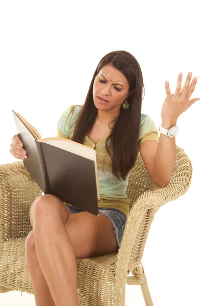 Mujer en silla de mimbre lectura mano arriba — Foto de Stock