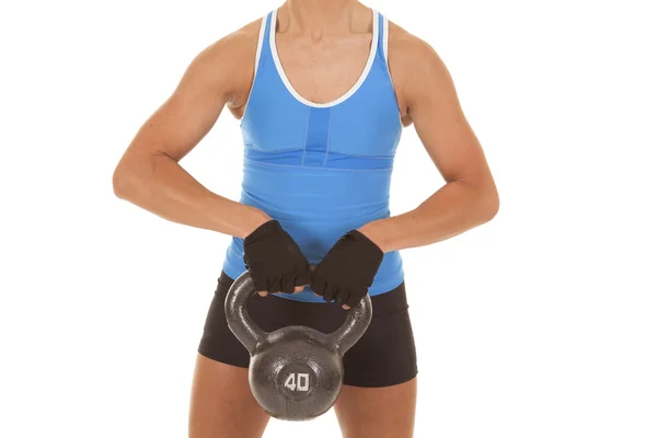 Frauen Körper blauer Tank Fitness halten Gewicht — Stockfoto