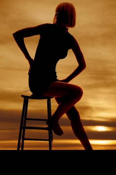 Silhueta de mulher sentada olhar para trás — Fotografia de Stock