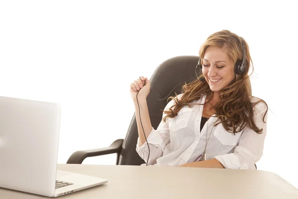 Mujer auriculares ordenador sentarse risa — Foto de Stock