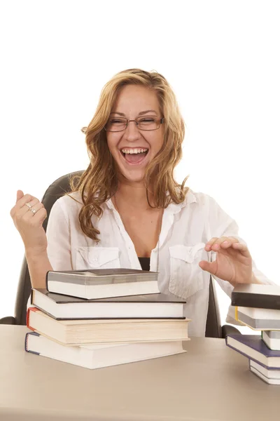 Vrouw lachen met stapel boeken — Stockfoto