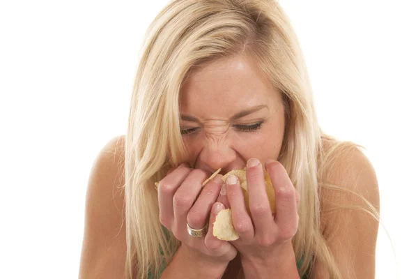 Woman pig out on chips — Stock Photo, Image
