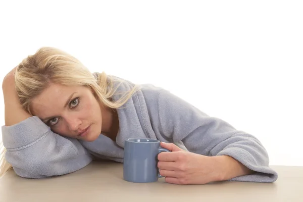 Mujer túnica taza buscando — Foto de Stock