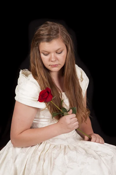 Chica vestido blanco en negro mira a rosa — Foto de Stock