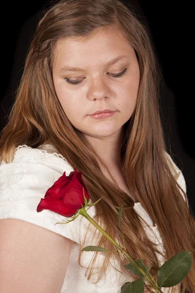 女孩白色的衣服看看玫瑰的肩上 — 图库照片