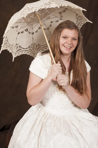 Menina vestido branco guarda-chuva sorrindo — Fotografia de Stock