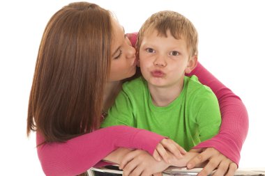 yüz kız ve genç çocuk öpücük