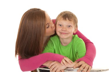 kız ve genç bir çocuk komik surat öptüm