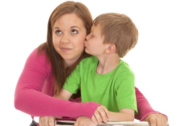 kız ve genç çocuk ona bakmak kadar öpücük