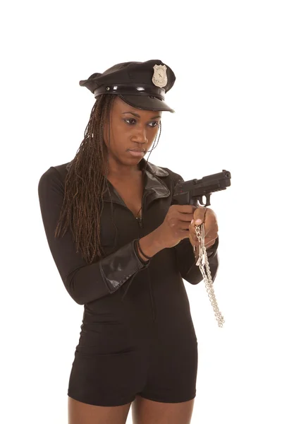 Kobieta policjant z kąt pistolet i mankiety — Zdjęcie stockowe