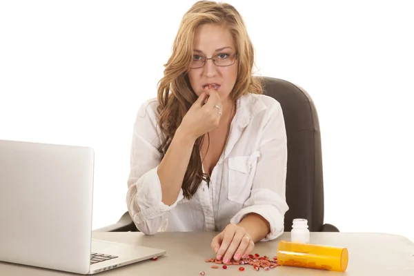 Vrouw computer nemen pillen — Stockfoto
