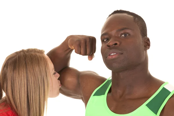 Mulher beijando homem muscular — Fotografia de Stock